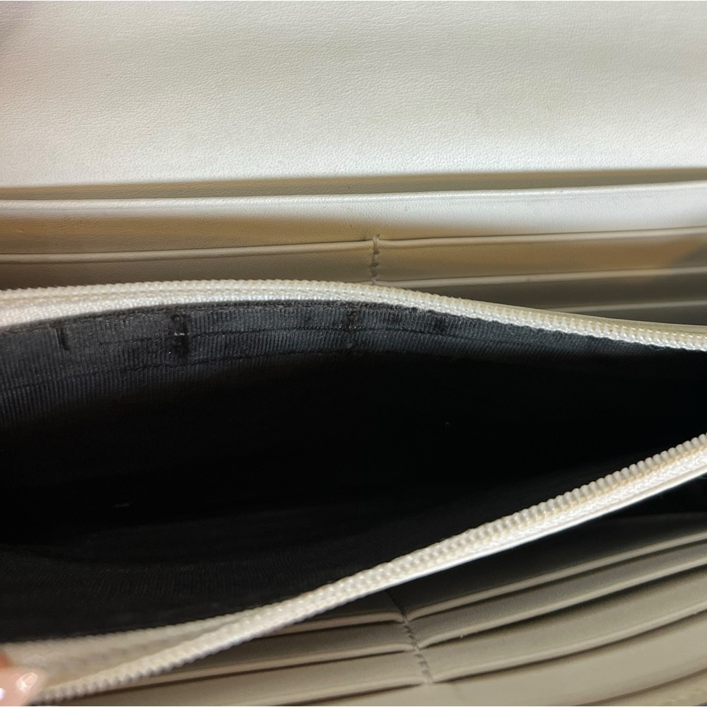 Gucci GG Supreme Continental Wallet in white, tan and red & green bow - Picture 10 of 11